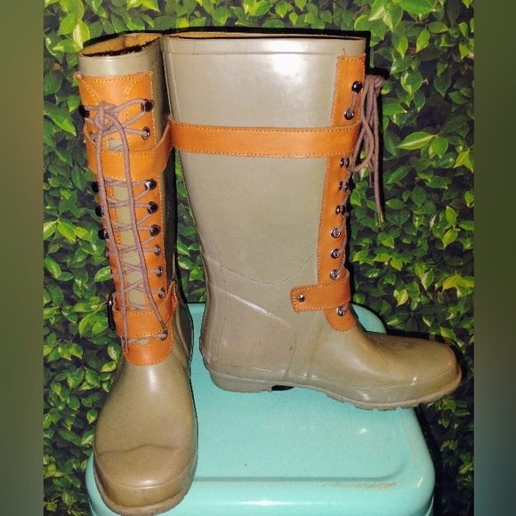 Stylish Green and Brown Women's Boots By BCBG MAX AZRIA Sz 7B - Picture 3 of 10